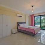 Ana Villa *